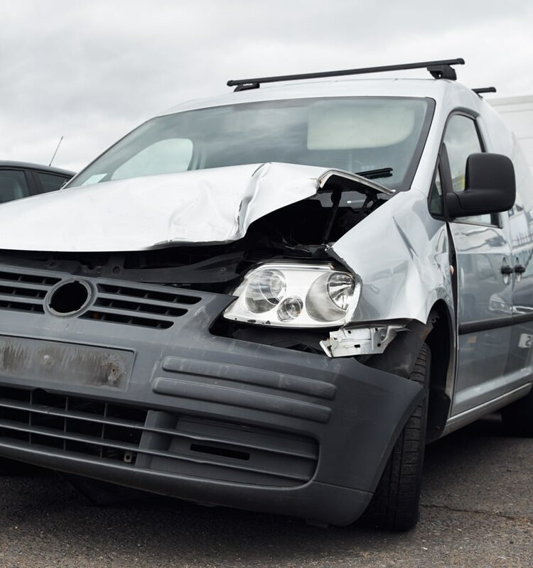 Das Bild zeigt einen stark beschädigten Lieferwagen, der als wirtschaftliches Fahrzeug ausfällt, und dient als Beitragsbild der Seite zum Transport- und Speditionsrecht.