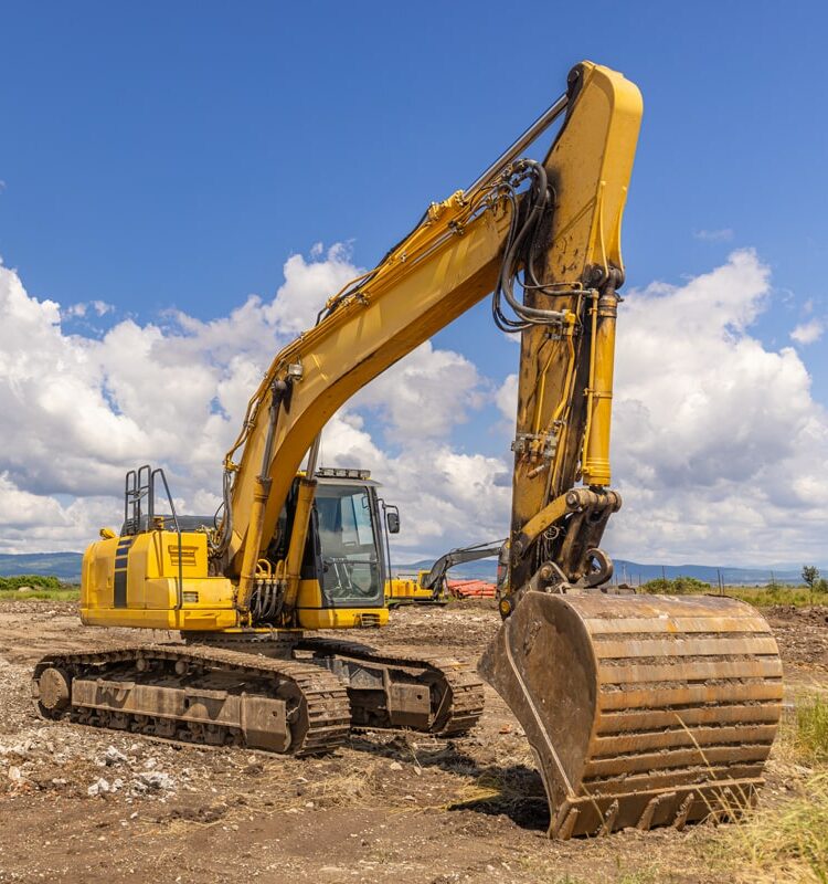 Das Bild zeigt einen Bagger auf einer Baustelle und dient als Beitragsbild der Seite zum privaten Baurecht.