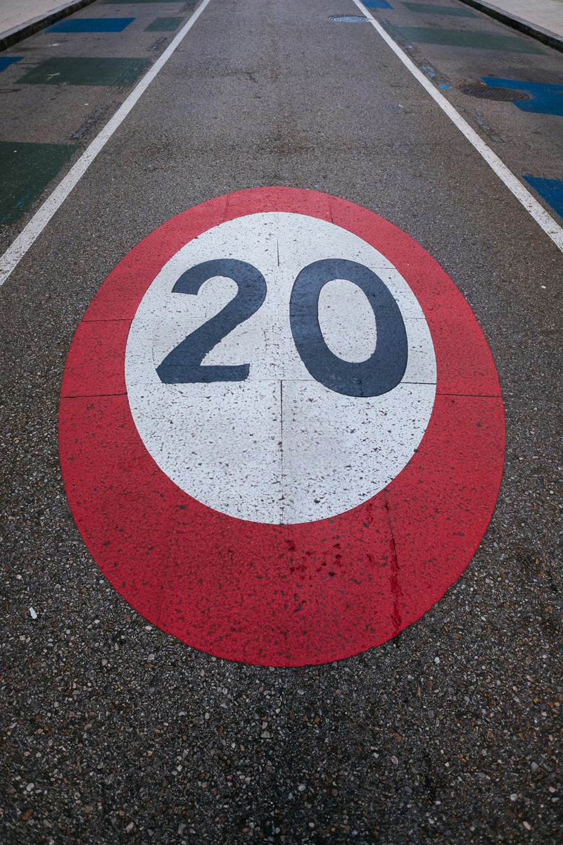 Das Bild zeigt ein Tempolimit-Schild auf der Straße und dient als Beitragsbild der Seite Bußgeld- und Ordnungswidrigkeitenrecht.